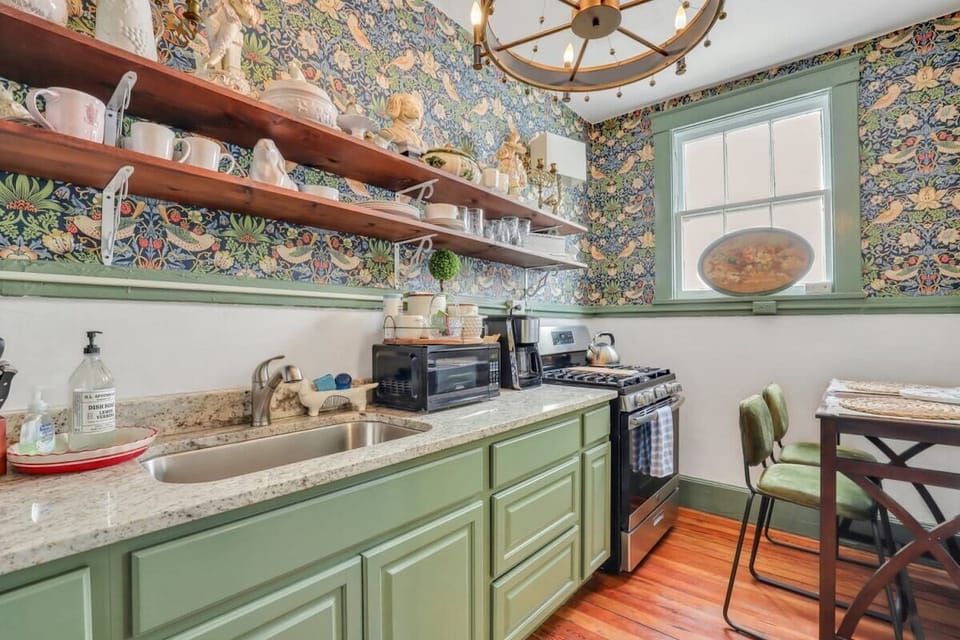 Another view of the kitchen!