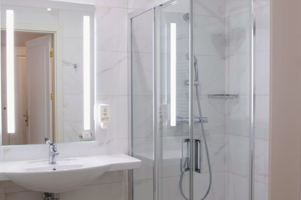 Shower, towels
