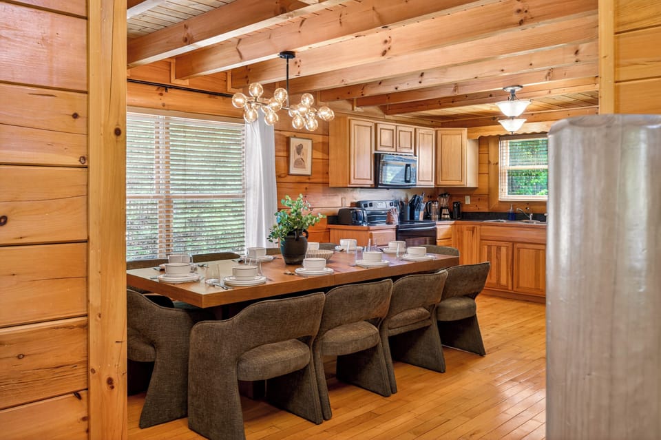 Premium Cabin, 3 Bedrooms, Hot Tub, Mountain View | In-room dining