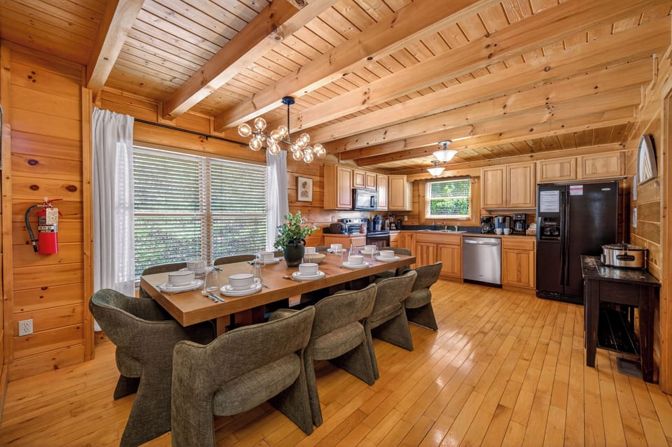 Premium Cabin, 3 Bedrooms, Hot Tub, Mountain View | In-room dining