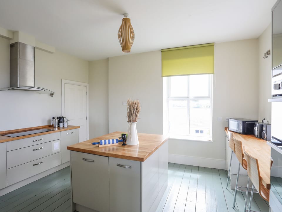 Cottage | Private kitchen | Fridge, dishwasher, electric kettle, toaster