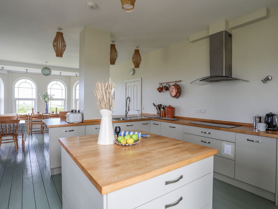 Cottage | Private kitchen | Fridge, dishwasher, electric kettle, toaster