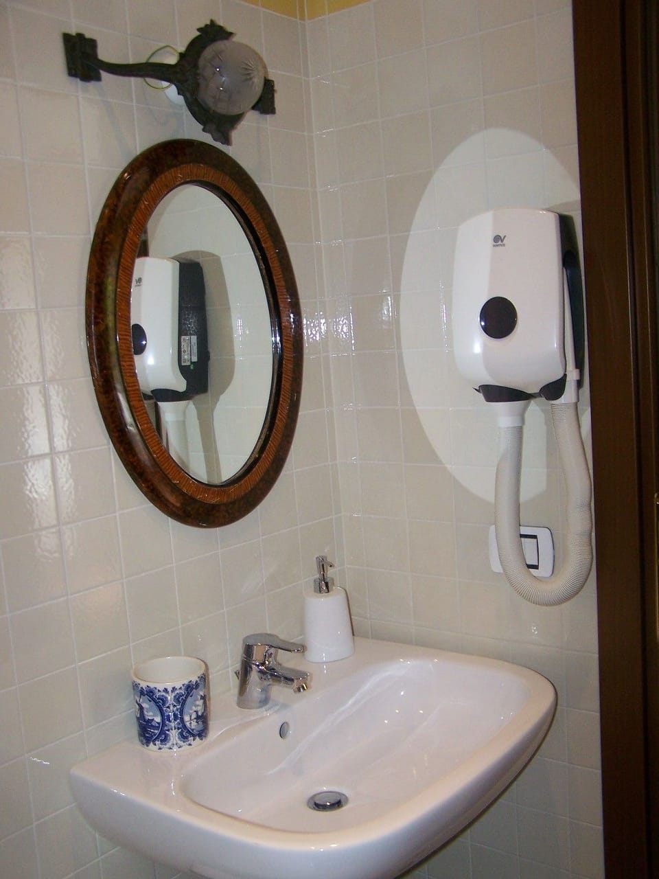 Bathroom sink