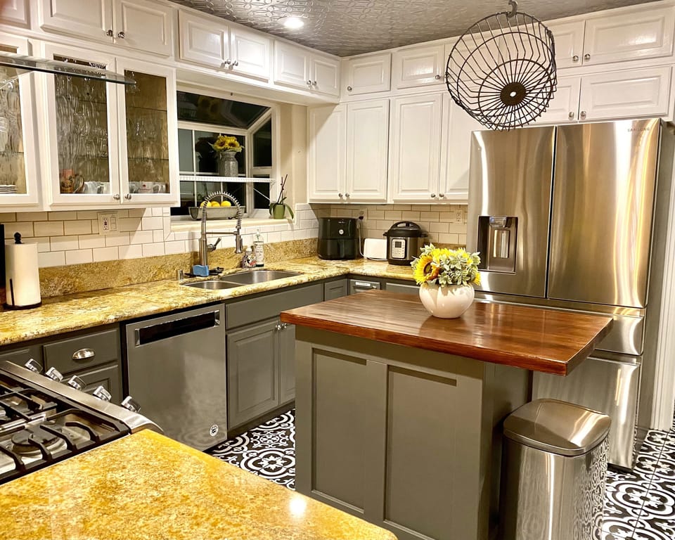 Fully stocked kitchen with an Instant Pot and Airfryer 