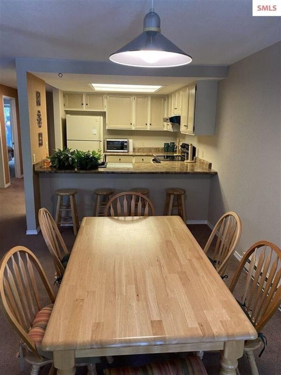 Dining area & kitchen