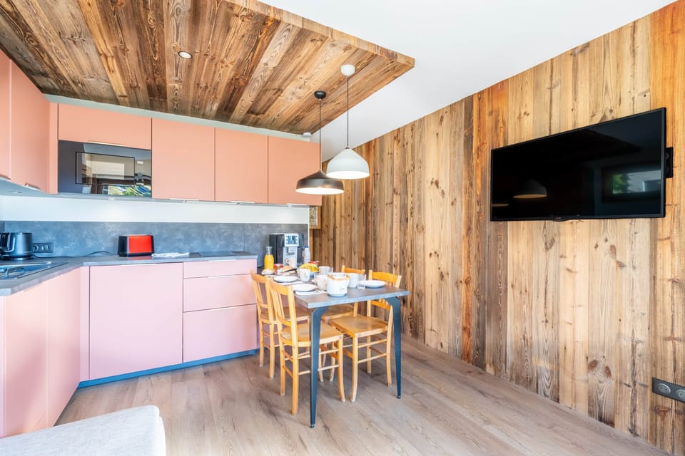 Espace séjour, cuisine, coin repas et TV