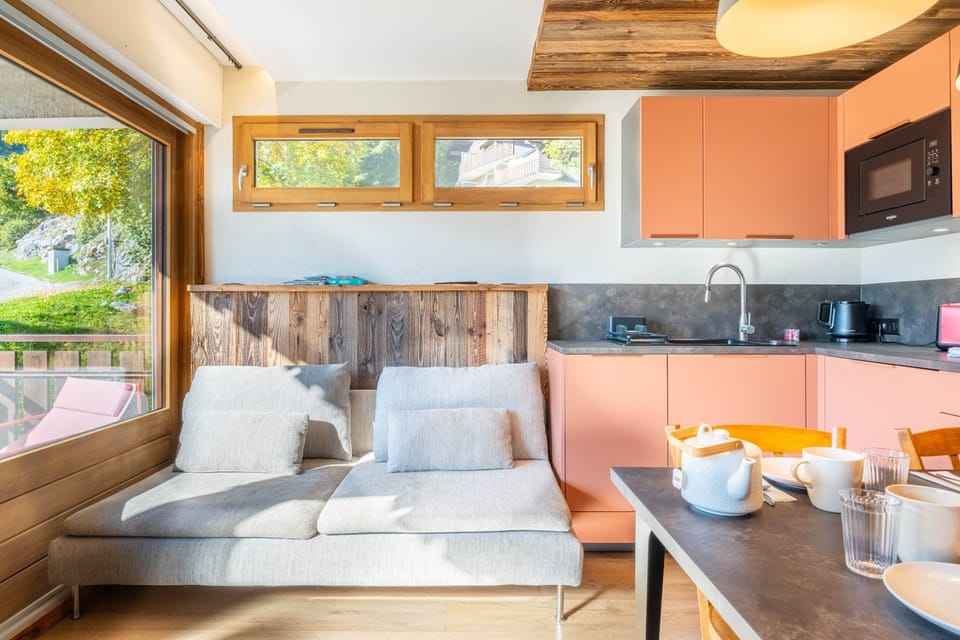 Espace séjour, cuisine et coin repas 