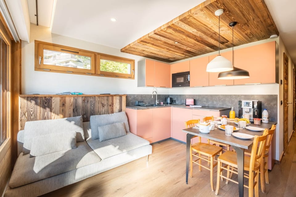 Espace séjour, cuisine et coin repas 