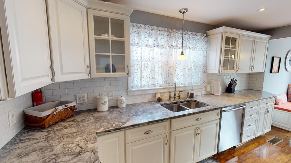 1st Choice Lodging - 1850's Inn