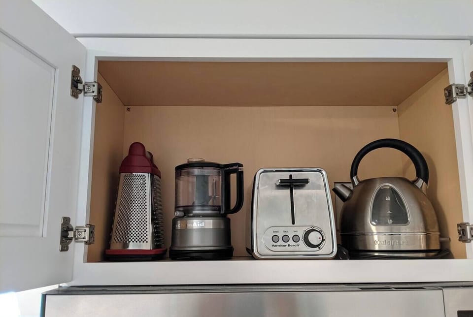 Tea pot, blender, toaster and other small kitchen appliances