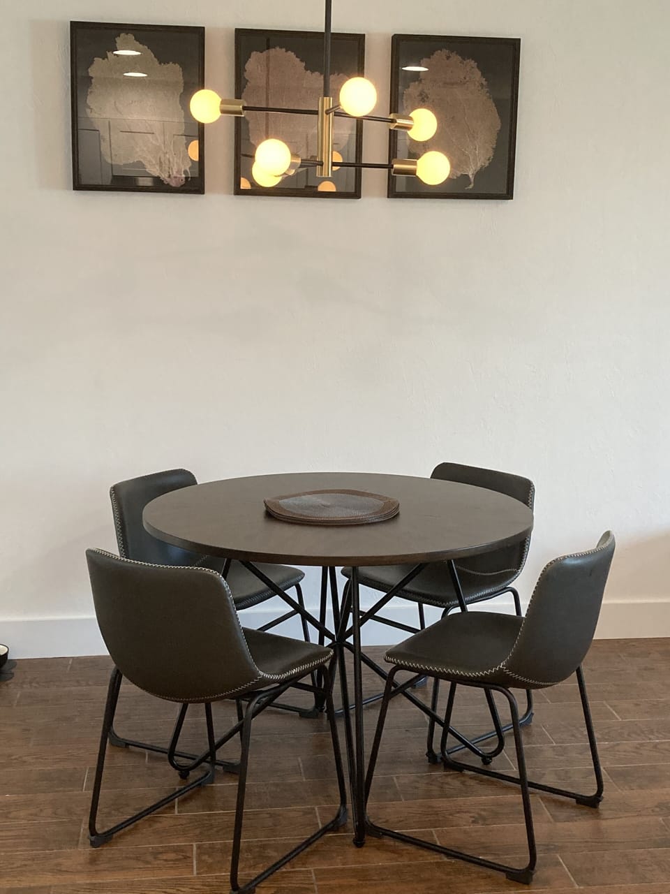 Dining area for 4, 2 bar stool at counter