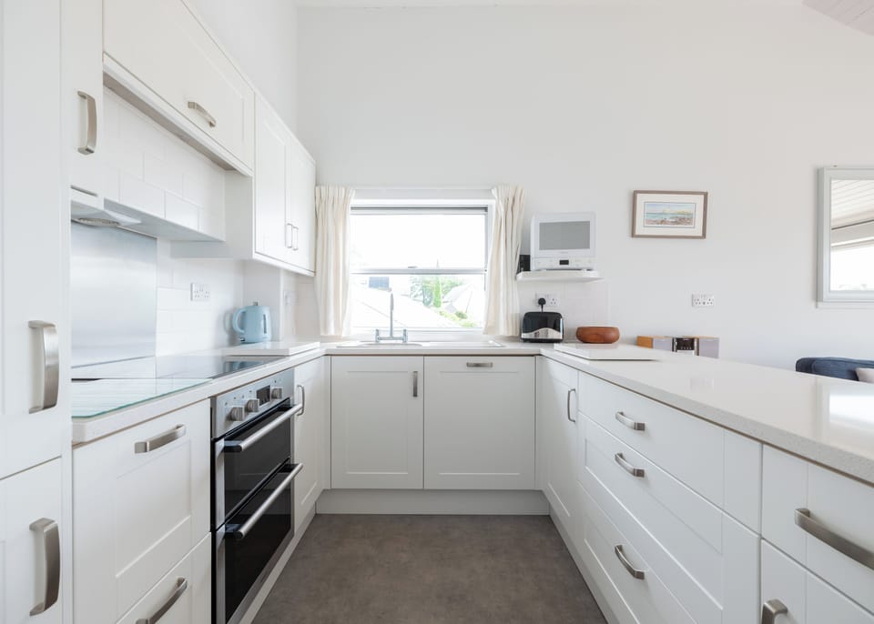 Cottage | Private kitchen | Dishwasher, cookware/dishes/utensils