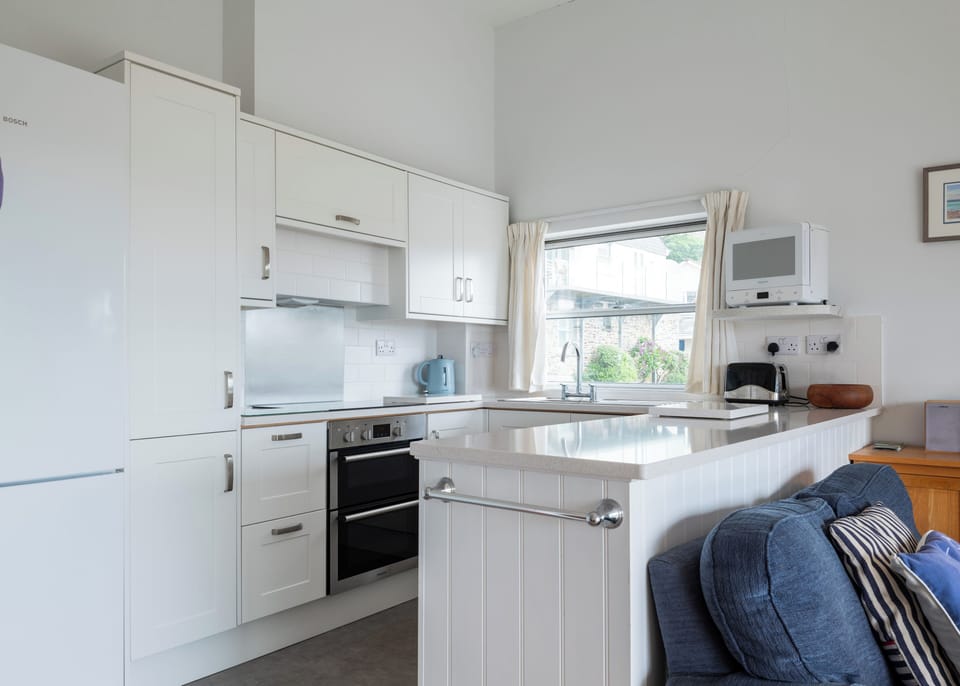 Cottage | Private kitchen | Dishwasher, cookware/dishes/utensils