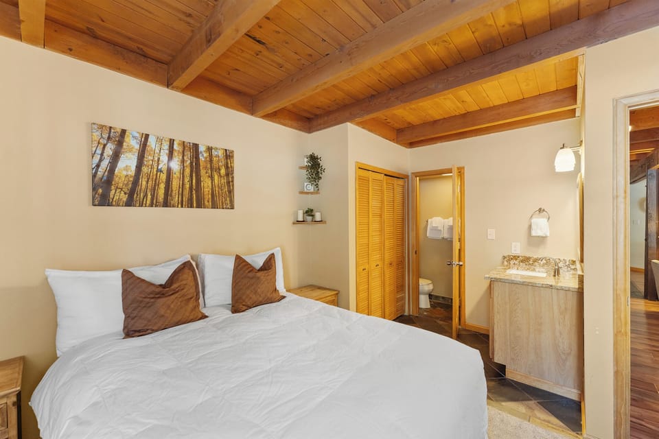Condo (2 Bedrooms) | Property amenity