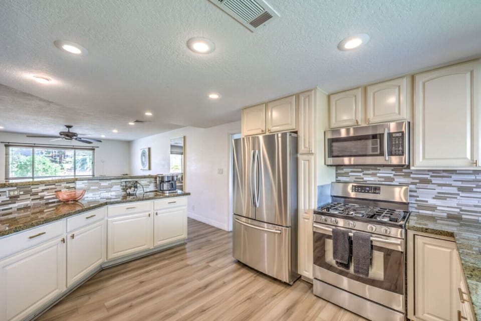 Kitchen: Modern appliances and stylish granite countertops make cooking a delight!