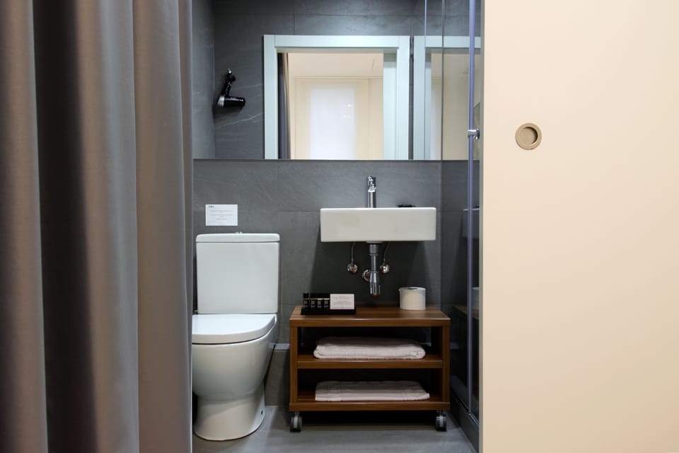 Standard Single Room | Bathroom | Shower, designer toiletries, hair dryer, towels