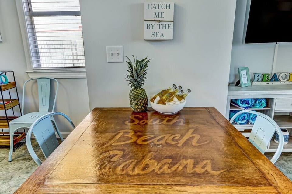 Dining table | Seating for 4 people
