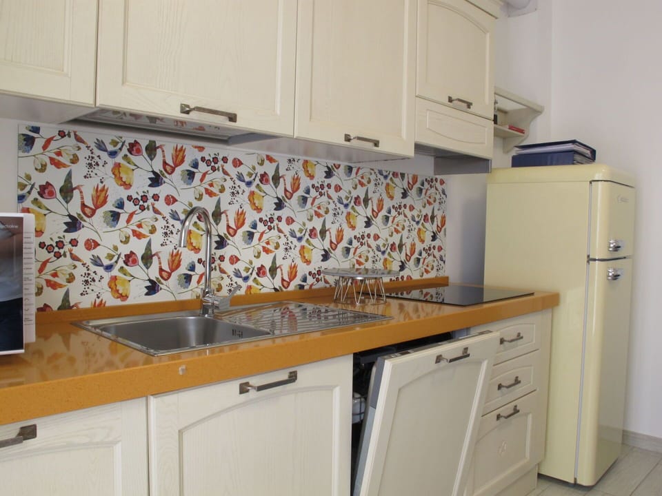 Kitchen, Countertop, Kitchen Sink, Interior Design, Major Appliance, Kitchen Appliance, Plumbing Fixture, Sink, Cabinetry, Tap