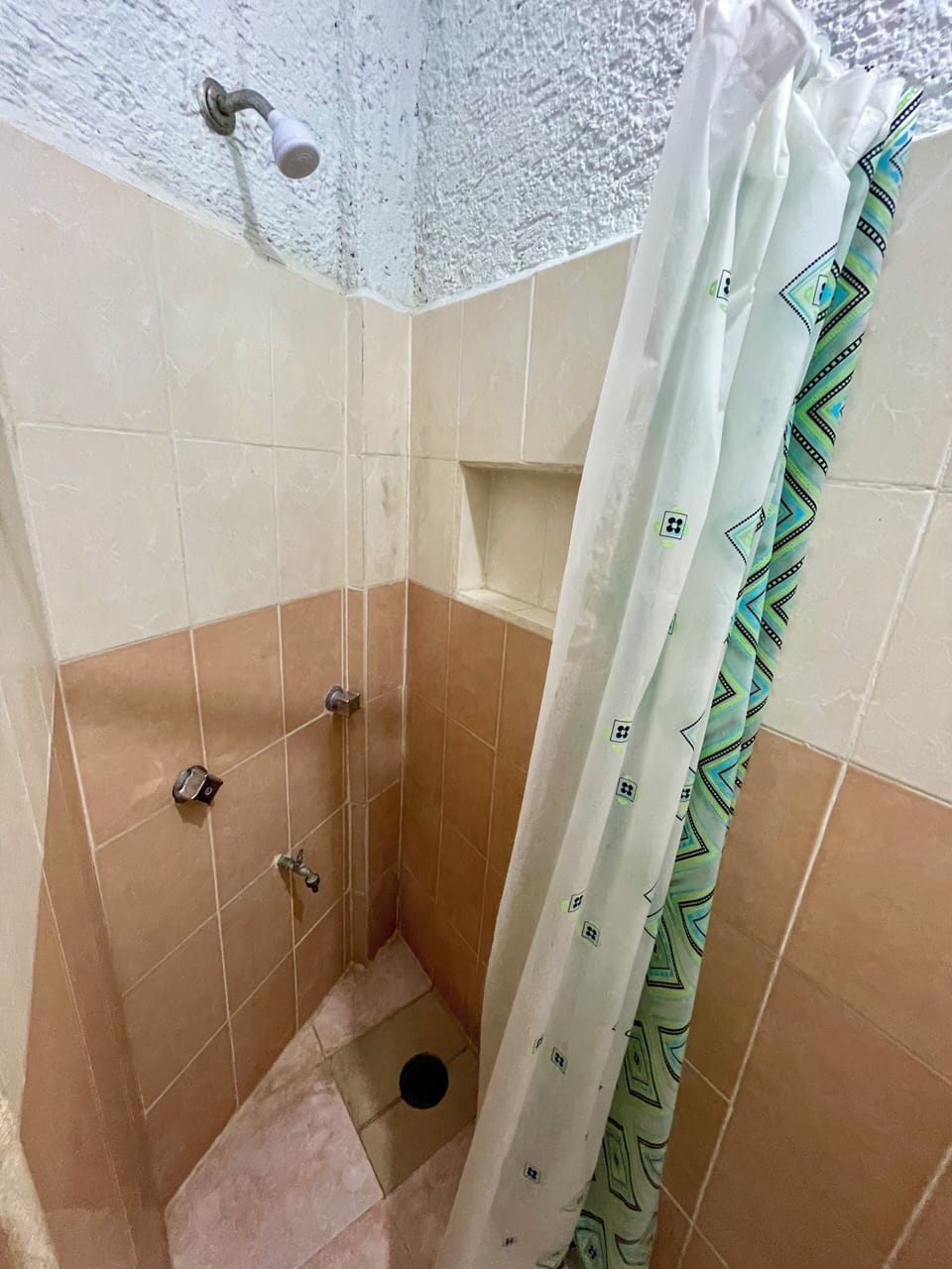 Deluxe Studio Suite, 2 Twin Beds | Bathroom | Shower, towels, soap, shampoo