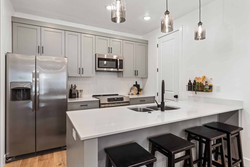 Condo, 3 Bedrooms | Private kitchen | Fridge, oven, coffee/tea maker, toaster