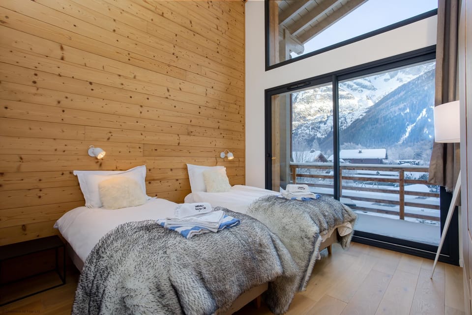 Downstairs twin room with balcony