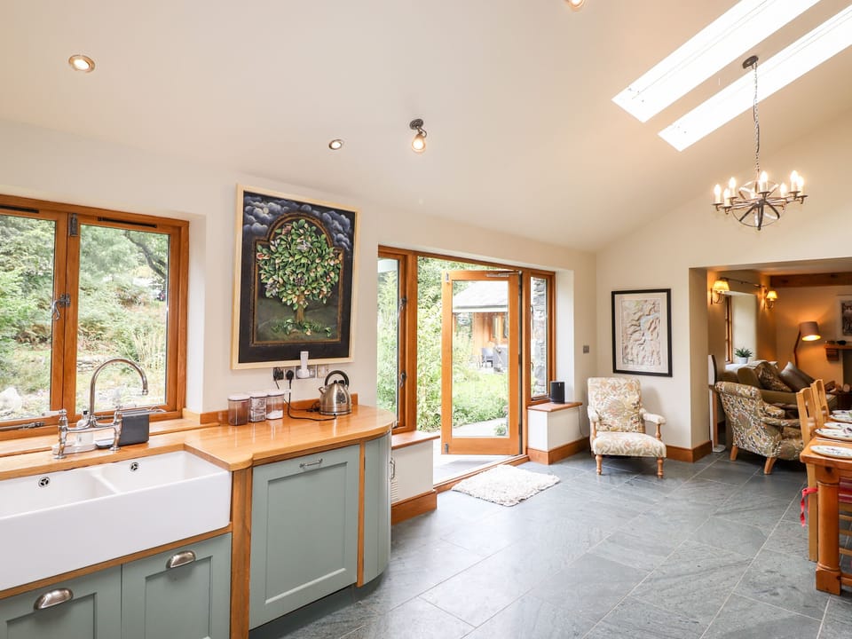 Cottage | Private kitchen | Fridge, electric kettle, toaster, cookware/dishes/utensils