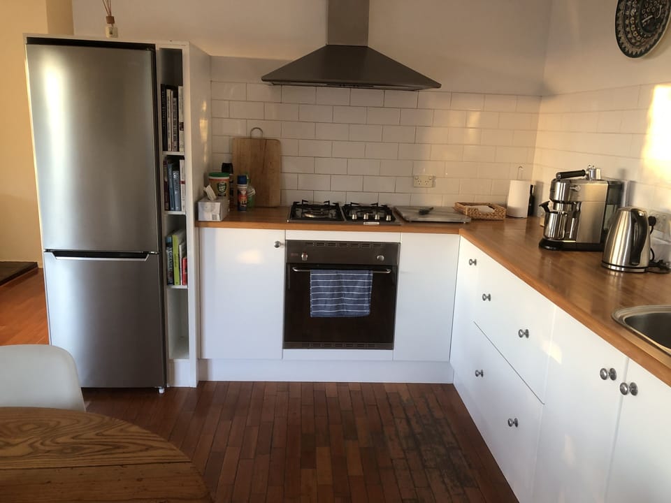 Gas cooktop, DeLonghi coffee machine (uses ground coffee)