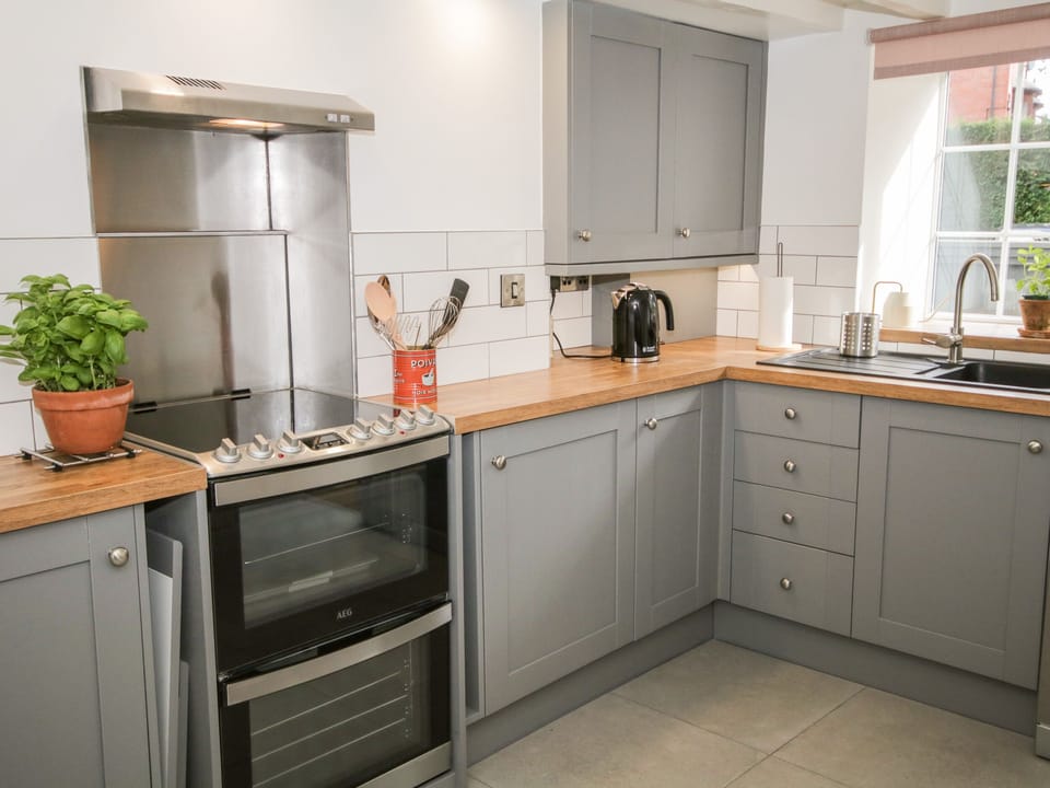 Cottage | Private kitchen | Fridge, dishwasher, electric kettle, toaster
