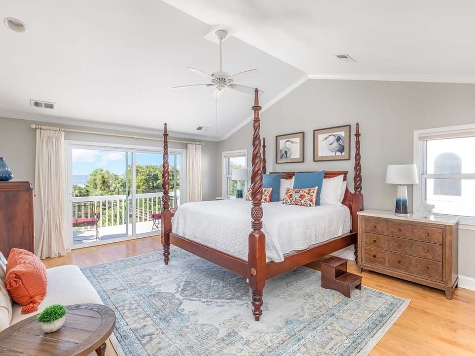 Primary Bedroom - King Size Bed - Third Floor
