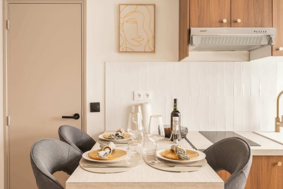 Dining area for 3. 
