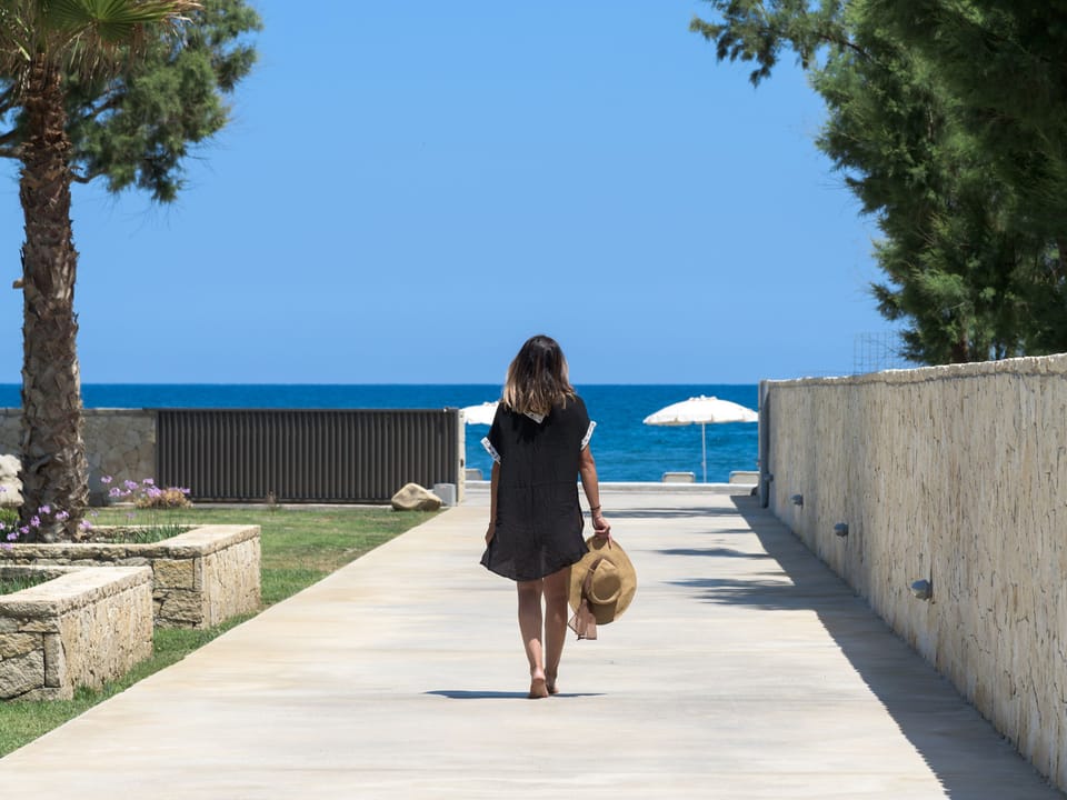 The villa is just a few steps away from the beach of Tavronitis.