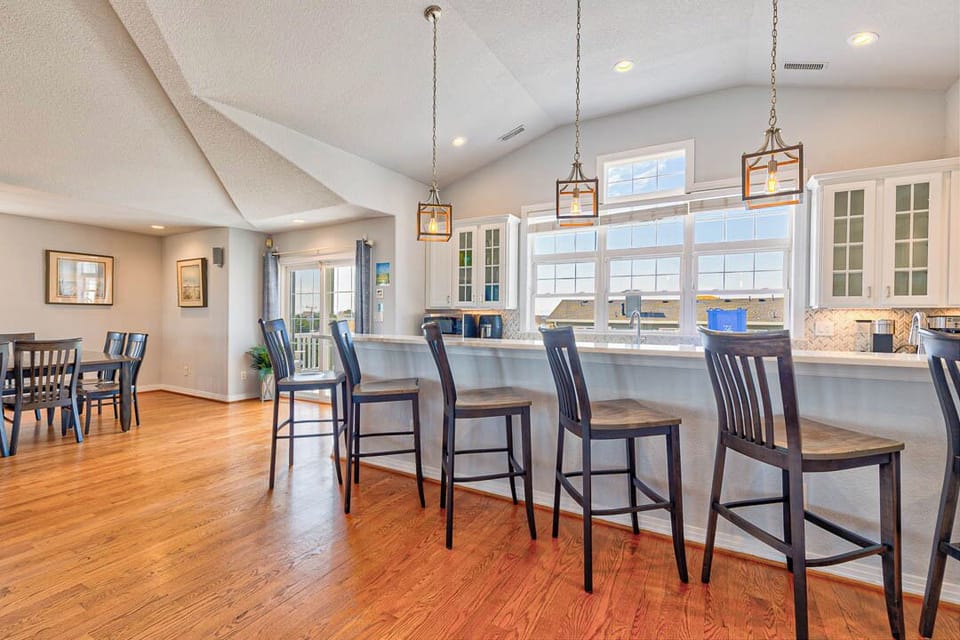 Top-Level Kitchen with Bar (seats 6)