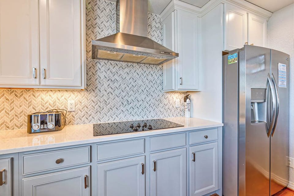 Top-Level Kitchen with Bar (seats 6)