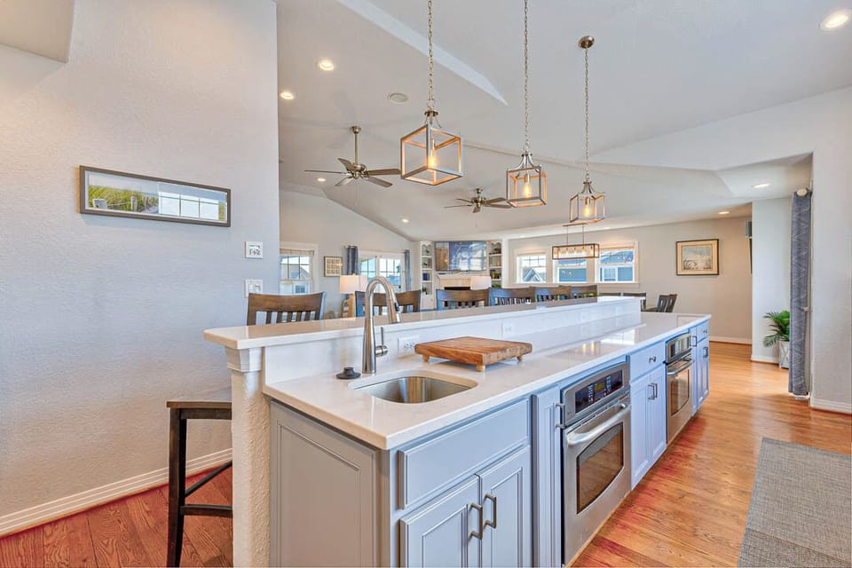 Top-Level Kitchen with Bar (seats 6)