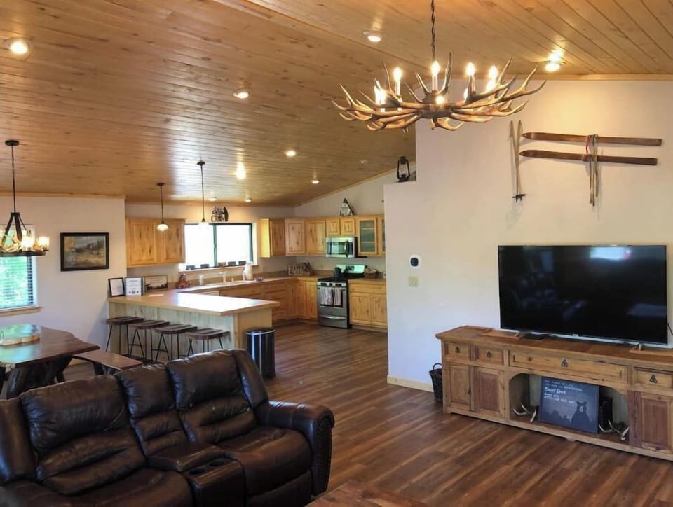 Open living concept floorplan is great for spending time together/entertaining