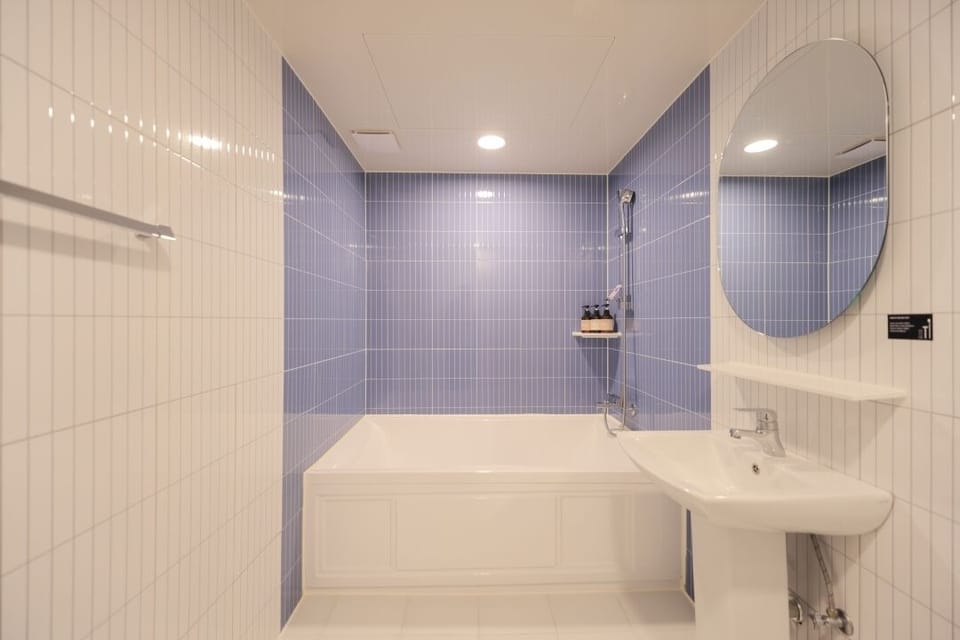 Premium Room | Bathroom | Free toiletries, hair dryer, towels, soap