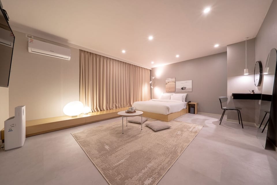 Standard Queen | Premium bedding, soundproofing, free WiFi, bed sheets