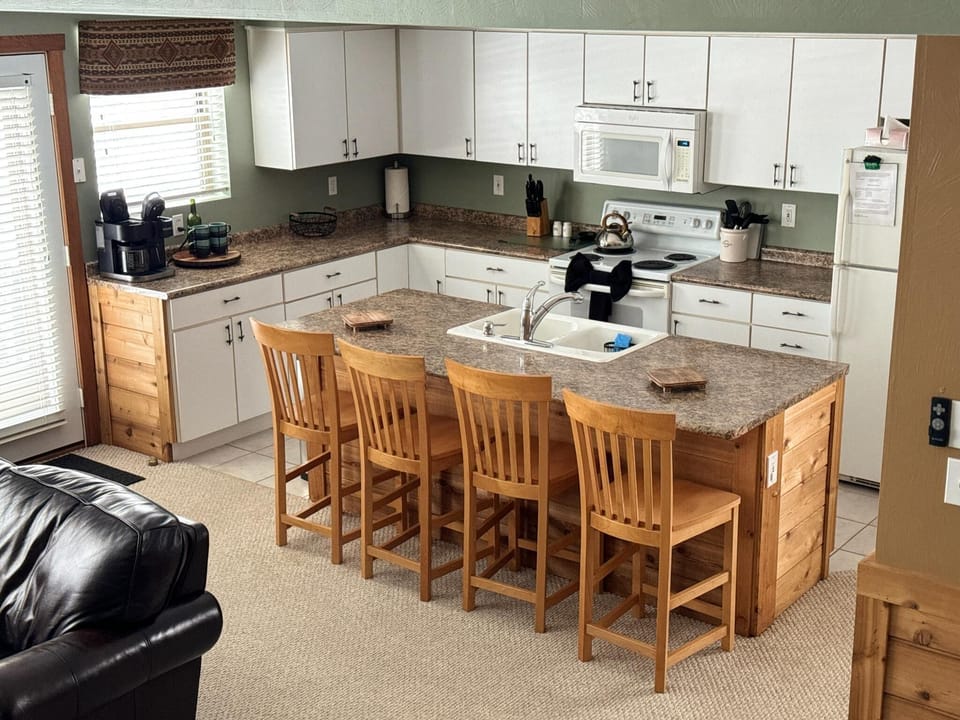 Many Kitchen Amenities