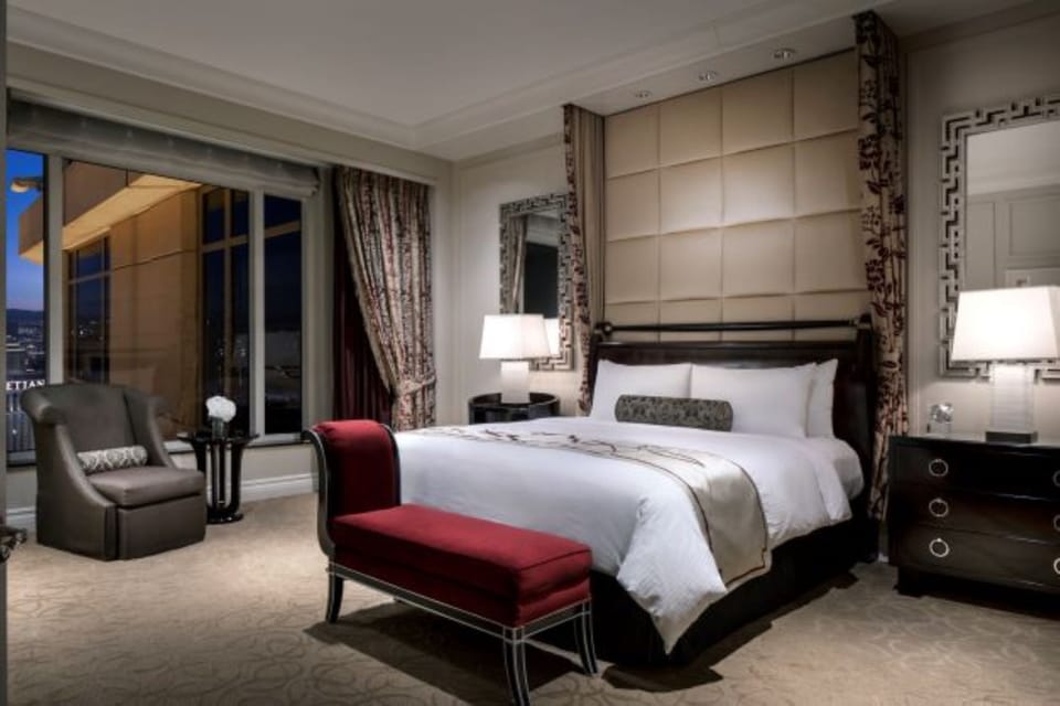 Prestige Club Lounge Grand One Bedroom Suite | Hypo-allergenic bedding, minibar, in-room safe, desk