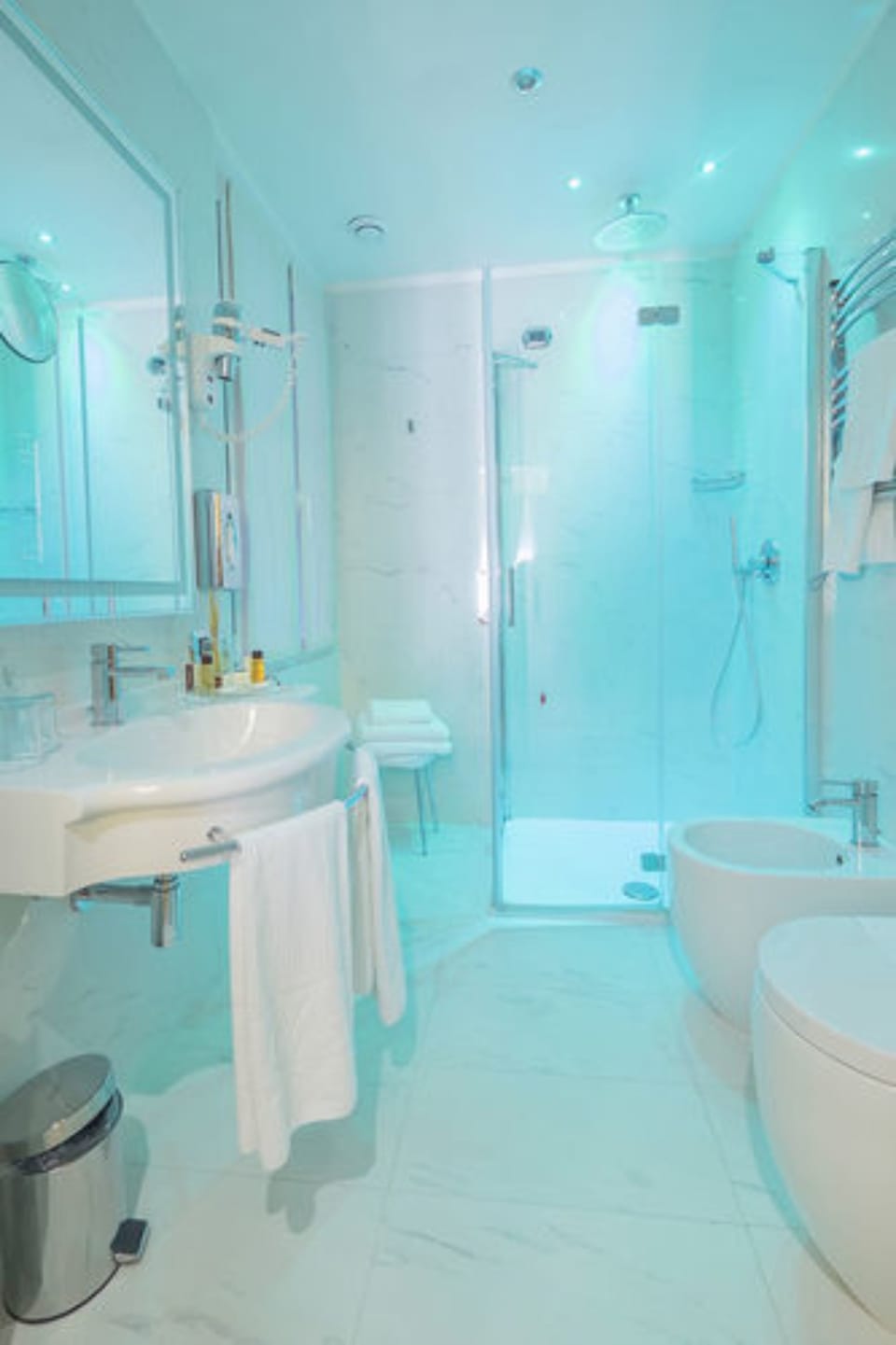Combined shower/tub, rainfall showerhead, free toiletries, hair dryer