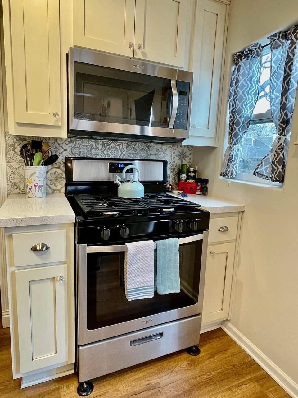 Stove & Built In Microwave.