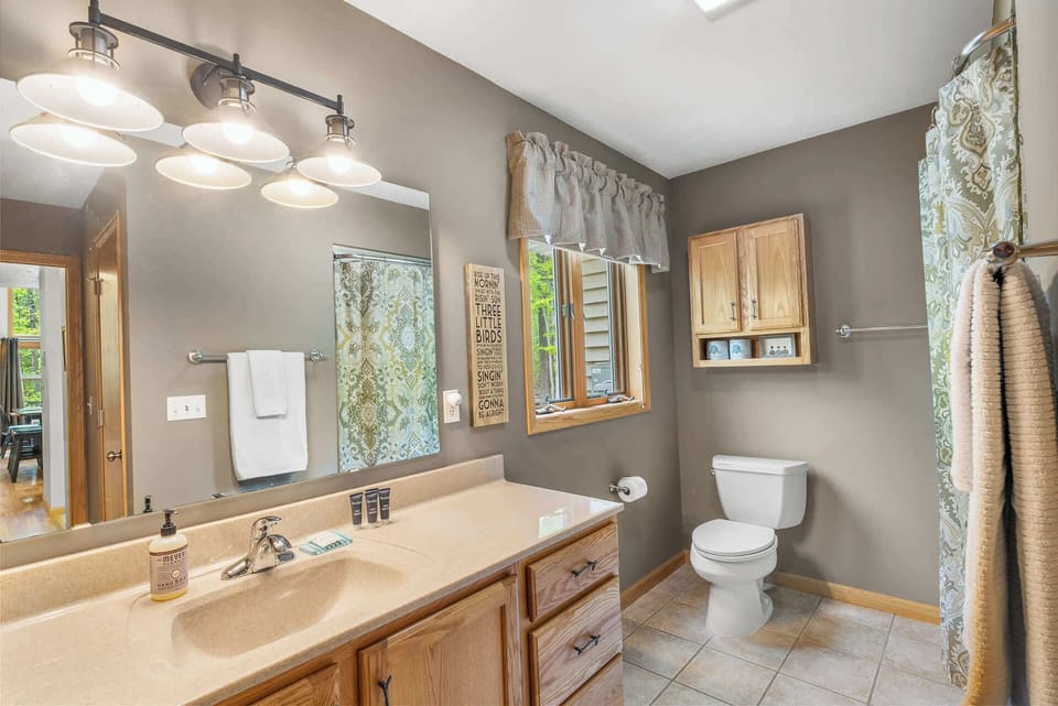 Bathroom 1: Main Level: Full bathroom w/ shower tub combo