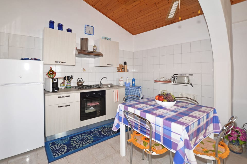 The corner kitchen open on the living room