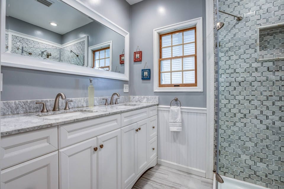 Double vanities in the en-suite bathroom provide ample space for getting ready before your night out in Marathon.