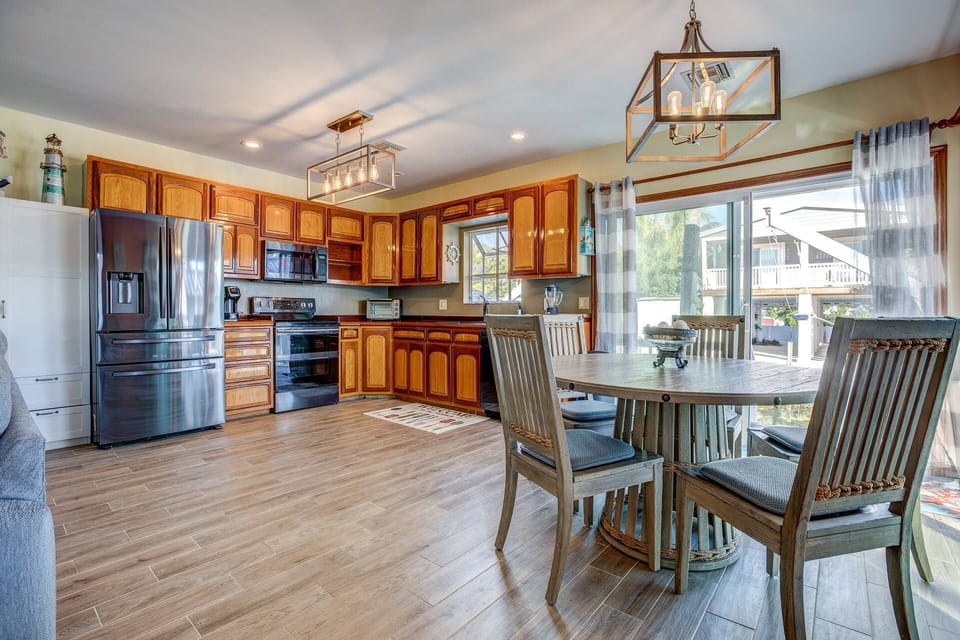 Discover a fully equipped kitchen, complete with all the essentials for meal preparation, alongside a dining table that comfortably seats five.