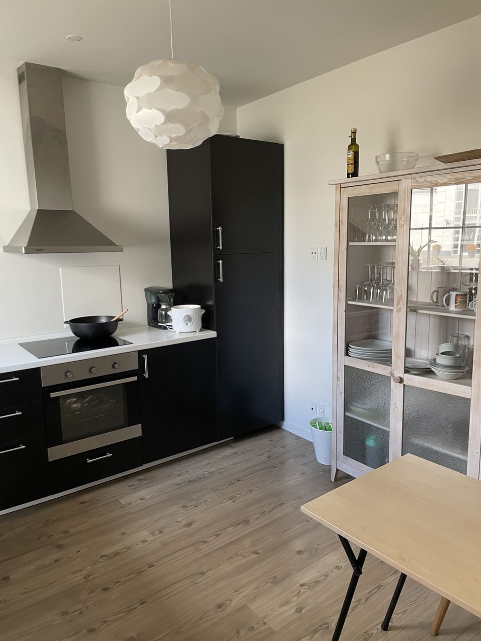 Full-size fridge, microwave, oven, stovetop