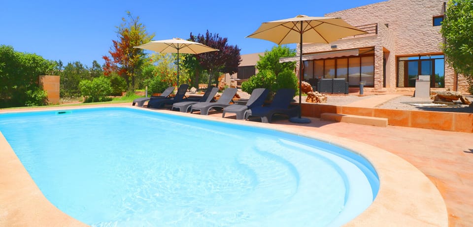 Finca with garden and pool for rent in Majorca