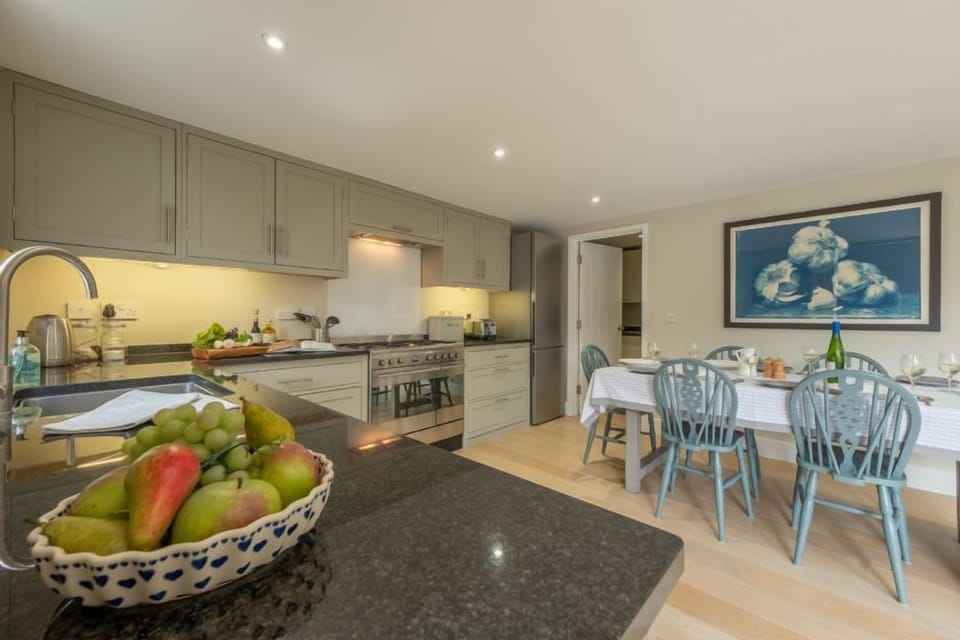 Ground floor: Kitchen and dining area