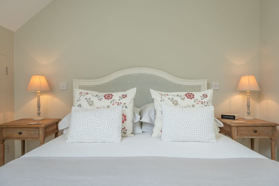 1 Railway Cottages, Holt: Master bedroom with king-size bed