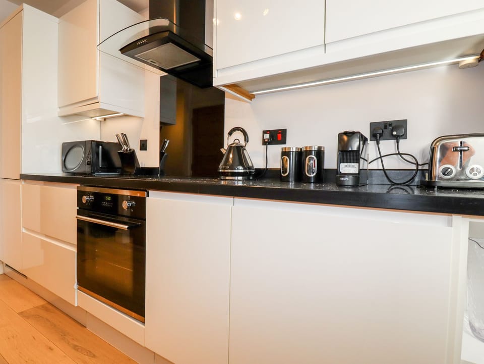 Cottage | Private kitchen | Fridge, microwave, dishwasher, electric kettle